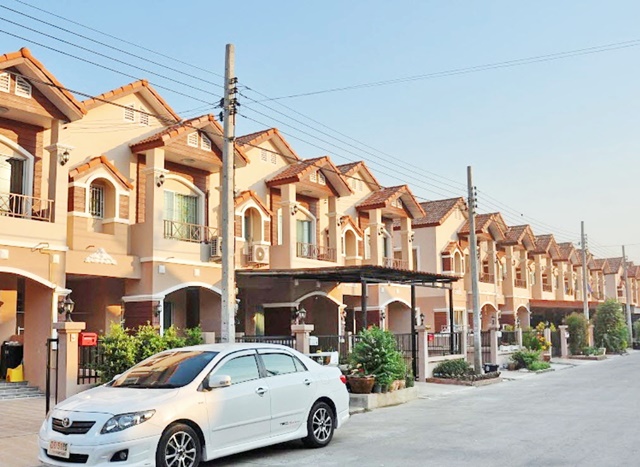 ใหญ่มาก!บางบัวทอง นนทบุรี เซ็นทรัล เวสต์เกต 21ตรว.หน้าบ้านไม่ชนใคร ต่อเติมหน้าบ้านแล้ว  ให้เช่าทาวน์โฮม 10,999 B-M วัดลาดปลาดุก  3 กม. 3นอน 2น้ำ Very big! 21sq.wa. Townhome for rent 11,999 B-M WatLatPladuk 3 km. 3bed 2bath BangBuaThong Nonthaburi Central Westgate The front of the house no one oppositeซ.วัดลาดปลาดุก บางบัวทอง นนทบุรีจอดรถในบ้าน ต่อเติมหน้าบ้านแล้ว หน้ากว้าง 5 เมตร  - บ้าน 2 ชั้น - 3 นอน - 2 น้ำ - 1 นั่งเล่น - 1 ครัว - โรงจอดรถ - พท. - แอร์ 3 ตัว - ม่านทั้งหลัง - ไม่ให้เลี้ยงส