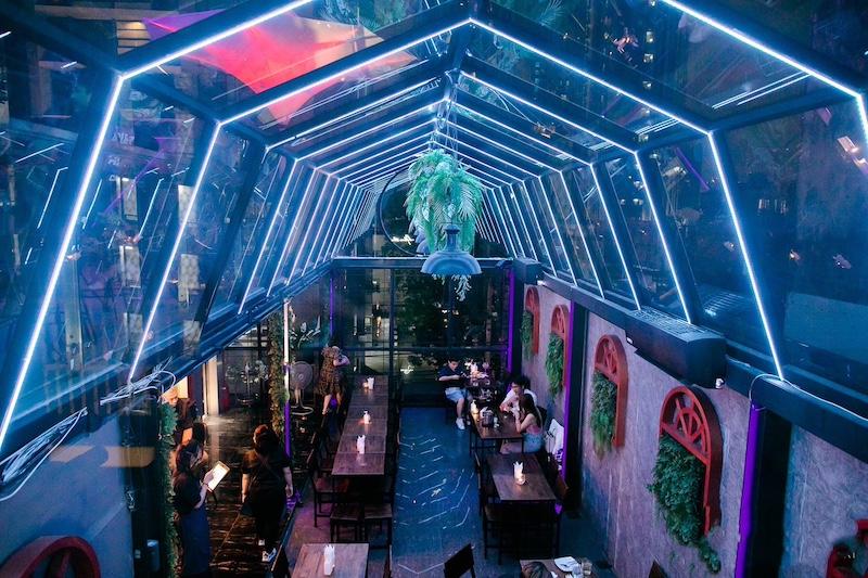 ให้เช่าหรือเซ้ง พื้นที่ชั้น 1 และ ชั้น 2 ร้านอาหาร และผับ บาร์ ร้านชาบู สุขุมวิท 63 มีลิฟหน้าร้านทางแยกแต่ละร้านในตึก ถนนเอกมัย มีอุปกรณ์ และเฟอนิเจอร์ครบ บิ้วอินครบ พร้อมเปิดกิจการทันทีราคาเช่า 150,000 บาท / เดือนราคาเซ้ง 3,000,000 บาทที่ตั้ง ถนนสุขุมวิท ซอยสุขุมวิท 63 แขวงคลองตันเหนือ เขตวัฒนา กรุงเทพมหานคร 10110ติดต่อ : คุณภัสพงณ์ 063-409-8164Line : deedaa23พื้นที่ใช้สอย 112 ตารางเมตร / ชั้นช