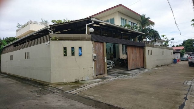 ขาย บ้านเดี่ยว พร้อมออฟฟิตเนื้อที่ 130 ตารางวา พื้นที่ใช้สอย 574 ตารางเมตร พร้อมออฟฟิศ 1ห้องจำนวนห้อง : 3ห้องนอน 4ห้องน้ำ 1อ่างจากุซซี่ 1ห้องรับแขก 1ห้องครัว 1ห้องแม่บ้าน 1ห้องพระตกแต่ง : พร้อมเฟอร์นิเจอร์บิวอินท์ แอร์ 7 เครื่อง มีระเบียงห้องนอนขนาดใหญ่ที่จอดรถ : 4-5 คันสถานที่ใกล้เคียง-ใกล้ทางด่วนรามอินทราเดินทางสะดวกมากไม่ว่าจะเข้าหรือจะออกทั้งจาก ถนนเลียบด่วนรา