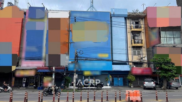 ขายอาคารพาณิชย์ 4 คูหา ติดถนนช้างเผือก จ.เชียงใหม่ หน้ากว้าง 16 เมตร 4 ชั้น (มีชั้นลอย) อาคารส่วนควบต่อเติม 2 หลัง และโครงสร้างเหล็ก 2 ชั้น 1 หลัง พื้นที่ใช้สอยรวมประมาณ 1,463 ตร.ม. บนที่ดิน 343.20 ตร.ว อยู่ในแหล่งการค้าขาย ใกล้มหาวิทยาลัยราชภัฏเชียงใหม่, ตลาดศิริวัฒนา (กาดธานินทร์), ขนส่งช้างเผือก และสนามกีฬาเทศบาลนครเชียงใหม่ ทำเลทองหายาก เหมาะสำหรับทำธุรกิจ ค้าขาย หรือ