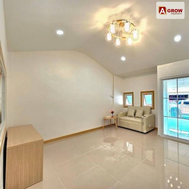 ม. หงส์ประยูร ติดถนนเมนหมู่บ้าน ทำเลค้าขาย บ้านรีโนเวทใหม่ ปูกระเบื้อใหม่ ทำสีใหม่ พร้อมเข้าอยู่