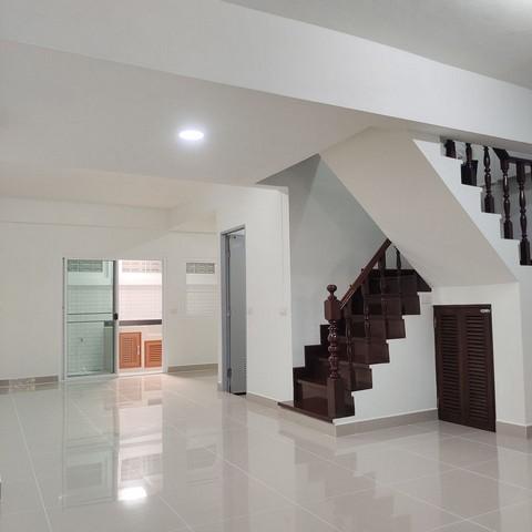 ให้เช่าทาวเฮ้าส์2ชั้น ย่านบางนาศรีเอี่ยม หมู่บ้านไพโรจน์ บางนา ใกล้MRTศรีเอี่ยม เซ็นทรัลบางนา เนื้อที่ 20 ตารางวา พื้นที่ใช้สอย 140 ตร.ม.