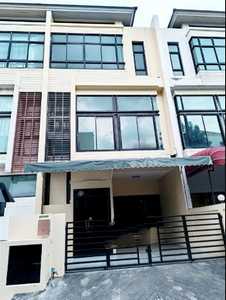 ให้เช่า Home Officeโครงการ Habitat ถนน ศรีวรา(Town in Town) - อาคาร 3 ชั้น พท.25 ตร.วา พร้อมที่จอดรถ พท.ใช้สอย 262 ตร.เมตร มี 3 ห้องนอน 4 ห้องน้ำ ชั้นลอย พท.ครั้ว และซักล้าง หรือจะใช้เป็น พท. สำนักงานให้เช่าเดือนละ 50,000 บาท สัญญาขั้นต่ำ 1 ปีแรกเข้า ประกัน 2 เดือน + ล่วงหน้า 1 เดือน - ตั้งอยู่ในย่านธุระกิจ ถนน ศรีวรา ที่ล้อมด้วยถนน ลาดพร้าว,รามคำแหง, เลียบทางด่วนเอกมัย- สถานที่ใกล้เคียง โรงแรม เอสซี พา