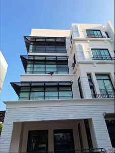 ให้เช่าโฮมออฟฟิศ4ชั้น ม.บ้านกลางกรุง ลาดพร้าว71-นาคนิวาส พร้อมเฟอร์ออฟฟิศพื้นที่ใช้สอย 493ตรม. เนื้อที่ดิน 57.4 ตรว.จอดรถได้6-7คันราคาเช่า 180,000บ./เดือน (รวมค่าส่วนกลางแล้ว) ราคาคุยเพิ่มเติมได้ค่ะสัญญาเช่า2ปี ประกัน3เดือน ล่วงหน้า1เดือน จดในนามบริษัทได้ค่ะมีเฟอร์นิเจอร์บางส่วนแล้วค่ะ(โต้ะ/เก้าอี้สำนักงาน/แอร์/โทรศัพท์ภายใน/ตู้เย็น)-ทะลุเลียบด่วนรามอินทรา/โชคชัย4 ได