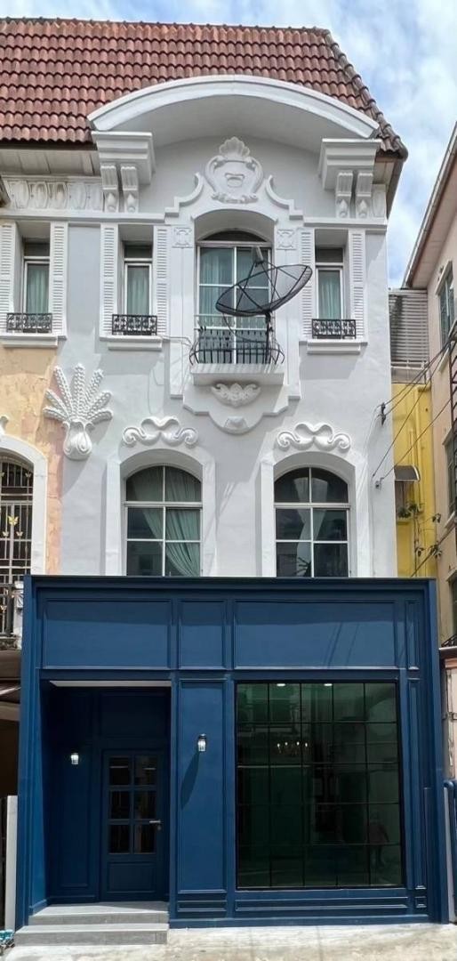 AHR31767-26  ให้เช่าทาวน์โอม3.5 ชั้น บ้านกลางเมือง รัชวิภา มอนติคาร์โล สไตล์ยุโรป แขวงลาดยาว เขตจตุจักรค่าเช่า 50,000บาท/เดือนให้เช่าทาวน์โอม3.5 ชั้น บ้านกลางเมือง รัชวิภา มอนติคาร์โล สไตล์ยุโรป พื้นที่ใช้สอย 320 ตารางเมตร 2 ห้องนอน 3 ห้องประชุม พื้นที่สำนักงาน และ 5 ห้องน้ำเครื่องปรับอากาศ 10 เครื่อง เครื่องทำน้ำอุ่น 4 เครื่อง ต่อเติมโซน Glass house เหมาะสำหรับอยู่อาศัยหรือทำเป็น Office