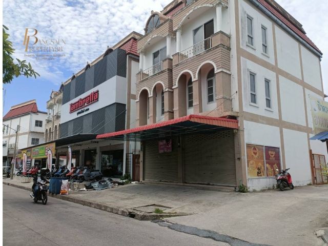 ขายอาคารแฝด 3 ชั้น 2  คูหา ตีทะลุกัน  ห้องเปล่า2 นอน 5 น้ำ ไม่มีแอร์ ราคา  16 ล้านบาท (ต่อรองได้) ขายต่ำกว่าราคาประเมินด้านหน้าเป็นกระจก เดิมทีเป็นราคาขายอาหารสัตว์ด้านในมี 2 ห้อง ตีทะลุกัน พร้อมลานจอดรถได้มากกว่า 10 คัน หรือปลูกสร้างเป็นโกดังได้ เดินทางสะดวกใกล้สถานที่สำคัญหลายแห่งอยู่ใจกลางเมืองระยอง ใกล้ร้านวรรณค้าปลีกและค้าส่ง ถ.ทุ่งชายกระต่าย  ต.เชิงเนิน อ.