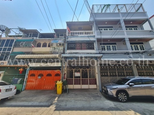 รหัสทรัพย์  5193ทาวน์เฮ้าส์ ชุมชนสามร้อยห้อง เจริญกรุง 107!!ที่ตั้ง : ถนนเจริญกรุง ตรอกวัดจันทร์ใน ตำบลบางโคล่ อำเภอบางคอแหลม จังหวัดกรุงเทพมหานคร 10120รายละเอียดทรัพย์- ทาวน์เฮ้าส์ 3 ชั้นครึ่ง - เนื้อที่ 22 ตารางวา พื้นที่ใช้สอย 170 ตารางเมตร- 5 ห้องนอน, 3 ห้องน้ำ- 1 ห้องรับแขก- 1 ห้องครัวใหญ่ - 1 ที่จอดสถานที่ใกล้เคียง - เทอร์มินอล21 พระราม 3- วัดจันทร์ใน- เซ็นทรัลพ