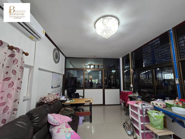 ขายโกดังร้านค้า หรือ คลังสินค้า ติดถนน ปท.5021 คลองสาม อ.คลองหลวง ปทุมธานี พร้อมบ้าน 1 หลัง 600 ตารางวาราคา 25,900,000สามารถแบ่งขายได้ ตามโฉนด ฟรีค่าใช้จ่ายในการโอน พื้นที่ค้าขาย เหมาะทำธุรกิจ ติดถนน ปท.5021 ติด 7-11 คลองสาม อ.คลองหลวง ปทุมธานี*พื้นที่ทั้งหมด 3 แปลง 600 ตารางวา แบ่งเป็นแปลงที่ 1 พื้นที่ร้านค้าขนาด 300 ตารางวา ประกอบด้วย- ออฟฟิส สำนักงาน มี 2 ห้อง พร้อมห้องน้ำตัว แอร์ 2 ต