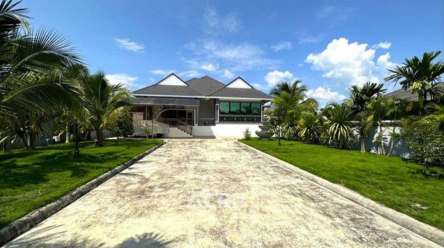 ขายบ้านสร้างใหม่และโกดัง อ.ฝาง จ.เชียงใหม่ ขนาดที่ดิน 1-3-70.5 ไร่ พื้นที่ใช้สอยประมาณ 375 ตร.ม. บ้านหลังใหญ่ชั้นเดียวยกพื้นสูงมี 4 นอน 4 น้ำ ส่วนบ้านหลังเล็กชั้นเดียว 2 นอน 2 น้ำ และโกดังเก็บของ พร้อมสวนผลไม้หลากหลายชนิด อาทิ ทุเรียน, กระท้อน, กล้วย, มะม่วง และน้อยหน่า ห่างจากโรงพยาบาลฝาง 5 กิโลเมตร และโลตัสฝาง 5.7 กิโลเมตรขาย 15,000,000 บาท(รหัสทรัพย์ H-660903-0001)Contact Us+66 (0)88 268 2000info@acuterealtyconsultant.comLine