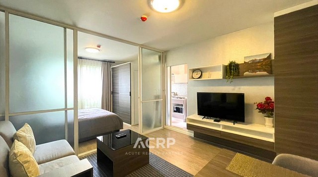 ขายคอนโดติดเซ็นทรัลเฟสติวัล เชียงใหม่ บนถนนซุปเปอร์ไฮเวย์เชียงใหม่-ลำปาง โครงการดีคอนโด พิงค์ ขนาด 30 ตร.ม. ห้องสตูดิโอ พร้อมเฟอร์นิเจอร์และเครื่องใช้ไฟฟ้าครบ วิวสระว่ายน้ำ มีสิ่งอำนวยความสะดวกมากมาย เดินทางสะดวก ใกล้เมืองและโรงเรียนชั้นนำหลายแห่ง ห่างจากมหาวิทยาลัยพายัพและโรงพยาบาลกรุงเทพประมาณ 3.3 กิโลเมตร และสนามบินเชียงใหม่เพียง 13 กิโลเมตร ขาย 2,650,000