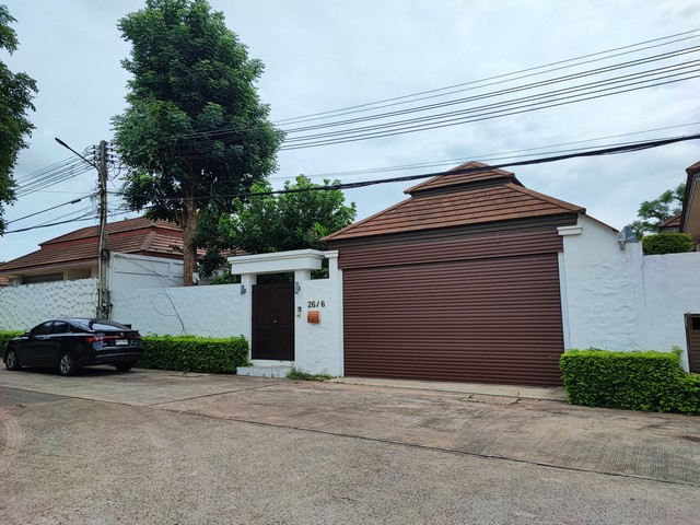 ขายบ้านเดี่ยวชั้นเดียว พูลวิลล่า หมู่บ้านอัญดา พัทยา ใกล้โรงเรียนนานาชาติ 7 ห้องนอน 5 ห้องน้ำที่ตั้ง ซอยหมู่บ้านอัญดา ถ.ทุ่งกลมตาลหมัน 9 เมืองพัทยา อ.บางละมุง จ.ชลบุรี รายละเอียด-บ้านเดี่ยวชั้นเดียว พร้อมสระว่ายน้ำ -7 ห้องนอน 5 ห้องน้ำ-1 ห้องนั่งเล่น ครัวฝรั่ง และครัวไทย-พื้นที่ใช้สอย 296 ตารางเมตร-เนื้อที่ 138 ตารางวา-ที่จอดรถ 2 คัน-สระว่ายน้ำ ขนาดใหญ่ 5 x 10 เมตร-พร้อมเ�