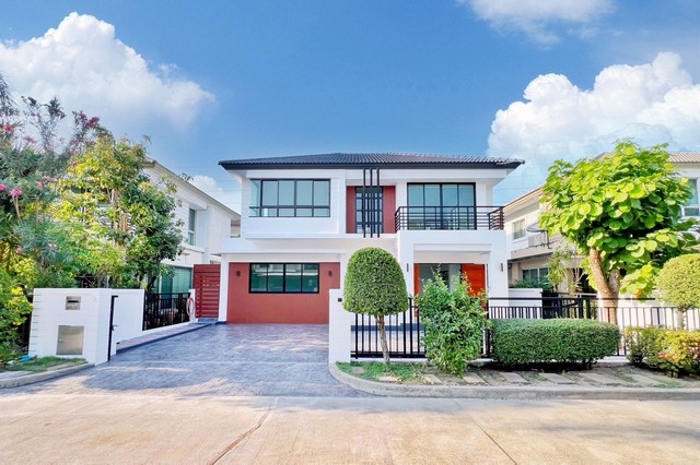 ขายบ้านเดี่ยว 2 ชั้น ไลฟ์ บางกอก บูเลอวาร์ด เพชรเกษม 81 Life Bangkok Boulevard Phetkasem 81 ขนาด 51 ตรว. รีโนเวทใหม่ สวย ที่ตั้ง: ซอยเพชรเกษม 81 แขวงหนองแขม เขตหนองแขม กทม.รายละเอียด- ขนาดที่ดิน 51 ตรว.- พื้นที่ใช้สอย 200 ตรม.- บ้านรีโนเวทใหม่หมด ลงเข็มและต่อเติมครัวเรียบร้อย- 4 ห้องนอน 3 ห้องน้ำ- ห้องแม่บ้านแยกสัดส่วน- ห้องครัว ต่อเติมเต็มพื้นที่- ห้องนั่งเล่น โถงขนาดใหญ่- ที่จอดรถ 2 คัน  นอกบ้าน 1 ค�