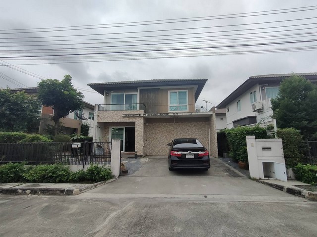 ให้เช่าบ้านเดี่ยว 2 ชั้น หมู่บ้านมัณฑนา เลค วัชรพล ถนนสุขาภิบาล 5 จุดเด่นอยู่ที่ทะเลสาบ (Lake View) ขนาดใหญ่กว่า 50 ไร่ และสโมสร Clubhouse พร้อมลู่วิ่ง Jogging Track ริมทะเลสาบภายในหมู่บ้านเพียงแห่งเดียวของวัชรพล (สุขาภิบาล 5) การเดินทางสะดวกมีทางเข้าออก 2 ทาง คือ ถนนสุขาภิบาล 5 ซอย 63/2 และซอยสายไหม 56 เนื้อที่ 52.4 ตารางวา มีพื้นที่ใช้สอย 212 ตร.ม. มี 3 ห้องนอน 3 ห้องน้ำ และมีส่วนต่อเติมห้องเพิ่