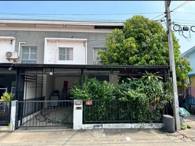 ขายบ้านทาวน์โฮม พฤกษา 64/2 คลองหลวง ปทุมธานี พร้อมอยู่ อยู่ใกล้แหล่งชุมชน เดินทางสะดวก เจ้าของขายเอง ราคา  1,950,000 บาทสูง 2 ชั้นเนื้อที่ 26.5 ตารางวาห้องนอน  3 ห้องห้องน้ำ  2 ห้องห้องอื่นๆ ห้องรับแขก, ห้องครัว, โถงใต้บันไดจอดรถได้ 1 คันทิศ เหนือที่ตั้ง ต.คลองสาม อ.คลองหลวง จ.ปทุมธานีของแถม- เครื่องปรับอากาศ 2 เครื่อง&nbsp;- ตู้เย็น &nbsp;- เครื่องซักผ้า&nbsp;- ปั๊มน้ำ&nbsp;- แท้งค์น้ำ&nbsp;- พร้อม