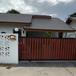 ขายที่ดิน ทำเลทอง! ห่างจากโรงเรียนอัสสัมชัญศรีราชา 4 นาที 200 ตร.ว ต.สุรศักดิ์,ศรีราชา,ชลบุรีC-9186รายละเอียดที่ดินถมแล้ว พร้อมสิ่งปลูกสร้างเนื้อที่: 200 ตร.ว.หน้ากว้าง 34 เมตร ลึก 24 เมตรที่ดินสวย ทำเลดี ติดกับ International nursery ชื่อดังและฝั่งตรงข้ามเป็นโครงการบ้านจัดสรรขนาดย่อมเหมาะกับอยู่เอง ลงทุน ปล่อยเช่า หรือทำกิจการที่ดินสวยมาก!ห่างจากโรงเรียนอัสสัมชัญศรีราชาเพียง 4 น