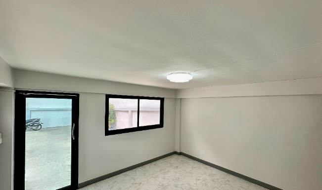 ขายอาคารพาณิชย์ 3.5 ชั้น มีชั้นดาดฟ้า ริมถนนเทอดไท ตรงข้ามโรงเรียนปทุมอนุสรณ์ ใกล้MRT บางแค พุทธมณฑลสาย 1