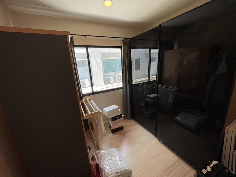 ว่างพร้อมอยู่ ให้เช่าบ้านกลางเมืองรัตนาธิเบศร์ ทาวน์โฮม 3ชั้น 3นอน 3น้ำ หน้าบ้านกว้าง 5เมตร จอดรถได้ 2คัน พื้นที่ใช้สอย 149 ตร. ม.