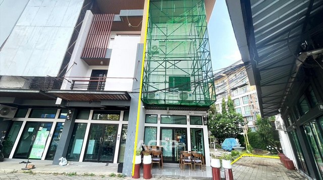 ขายอาคารพาณิชย์สามชั้น ติดถนนห้วยแก้ว จ.เชียงใหม่ ขนาด 73.90 ตร.ว. ตัวอาคารปรับปรุงใหม่ทั้งหมด ชั้น 1 เป็นคาเฟ่และมีห้องครัว ขายพร้อมอุปกรณ์ร้านกาแฟและอุปกรณ์ครัวทั้งหมด รวมถึงโต๊ะ เก้าอี้ด้วย ชั้น 2 เป็นห้องโล่ง ชั้น 3 มีสองห้องนอน ด้านข้างมีสวนที่ตกแต่งแล้วเป็นพื้นที่กว้าง และเติมห้องน้ำด้านล่างอีก1ห้อง สามารถเข้าทำกิจการต่อได้ทันที หรือจะปรับปรุงเป็นธ