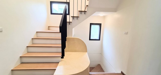 บ้านสร้างใหม่ สวยมากก 3  ชั้น ไม่เคยอยู่เลย  สไตล์โมเดิร์น 20 ตรว.ถ.สุคนธสวัสดิ์ 24 เข้าซอย 50 เมตร