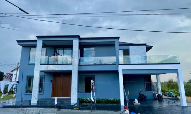 TEL :088-559 5199 คุณเอLine: https://line.me/ti/p/C0eGe0whLXขายบ้านเดี่ยว 2 ชั้น พร่อมที่ดินเปล่า 1 งาน บ้านพร้อมตกแต่ง แหลมฉบัง ศรีราชา ราคาขาย 18 ล้านบาทเนื้อที่ 137 ตรว.   พื้นที่ใช้สอย 360 ตรม.เนื้อที่ ดินเปล่า 100 ตรว.บ้าน sizeใหญ่ ตกแต่งบิ้วอินบางจุด 4 ห้องนอน 5 ห้องน้ำ2 ห้องนั่งเล่น- แอร์ผังเพดาน 4 ตัว แอร์ลอย3ตัว - แยกชายและหญิง โซนผู้หญิง ตู้เก็บกระเป๋า และตู้เก็บแว่นตา- ครัวไทย กำลังบิ้วอิน- โต๊ะทานข้าว