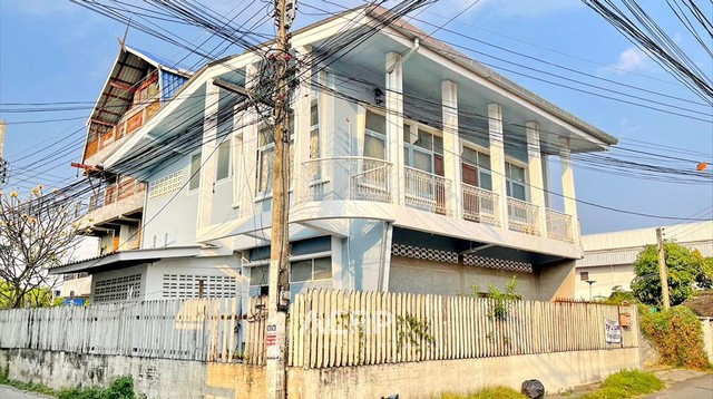 ขายบ้านสองชั้น คูเมืองด้านนอก ถนนวัวลาย จ.เชียงใหม่ 5 นอน 4 น้ำ