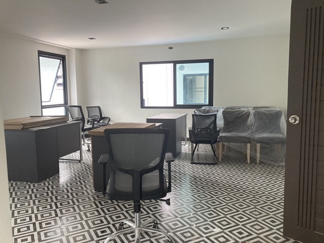 ให้เช่าโฮมออฟฟิศ 4 ชั้น 400  ตรม.  9 ห้องนอน 6 ห้องน้ำ 1 ห้องแม่บ้าน  ผ้าม่านทั้งหลัง ซอย 20 มิถุนา ถนนสุทธิสารวินิจฉัย  จดทะเบียนได้