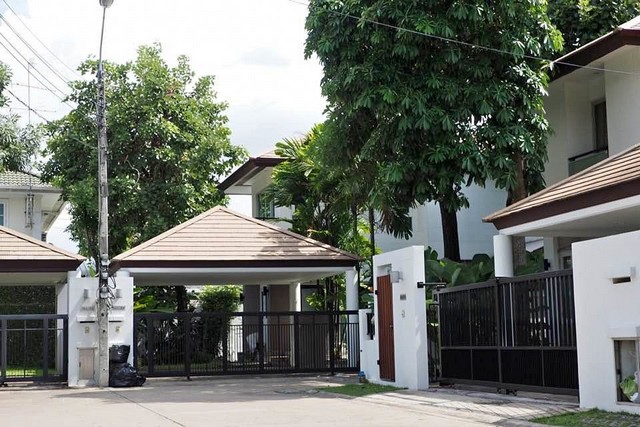 HR1746ให้เช่าบ้านเดี่ยว 2 ชั้น หมู่บ้านไพรเวทเนอวานา ลาดพร้าว ใกล้CDC เลียบด่วนรามอินทรา ค่าเช่า 75,000 บาทต่อเดือน ติดต่อ : คุณพร  0938091444 (เบอร์นี้แอดไลน์ได้คะ),โทร 0939833259ID Line : henghengpaulaรหัสประกาศ HR1746HR1746ให้เช่าบ้านเดี่ยว 2 ชั้น หมู่บ้านไพรเวทเนอวานา ลาดพร้าว ใกล้CDC เลียบด่วนรามอินทรา เดินทางสะดวก เนื้อที่ 84.5 ตรว 3 ห้องนอน 4 ห้องน้ำ 1 ห้องแม่บ้าน+ห้องน้ำแม่บ้านโถงกลางชั้นสองมีดับเบิ้ลว