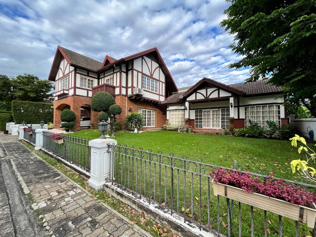 ขายบ้านสไตล์ทิวดอร์อังกฤษ 2 ชั้น สุขุมวิทการ์เด้นซิตี้ 133 ตรว แปลงหัวมุม ใกล้ BTS อ่อนนุชที่ตั้ง: เขตวัฒนา แขวงพระโขนงเหนือ กรุงเทพรายละเอียด- บ้านสไตล์อังกฤษ พร้อมเฟอร์นิเจอร์สไตล์จีนคลาสสิคฝังมุก- หมู่บ้านสุขุมวิทการ์เด้นซิตี้ - ขนาด 133 ตร.ว. พื้นที่ใช้สอย 350 ตร.ม. - 4 ห้องนอน 4 ห้องน้ำ   (ส่วนของแม่บ้านแยกต่างหากนอกตัวบ้าน)- หน้าบ้านหันไปทิศตะวันออกเฉียงใต้- ระยะเด�