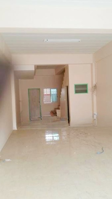 รร.พานทอง โรบินสันชลบุรี ติดนิคมอมตะชลบุรี อาคารพาณิชยใหม่ 3 ชั้น ติดริมถนนใหญ่  อมตะ 5.8 กม.2-3นอน จอดได้ถึง 20คัน 3น้ำ