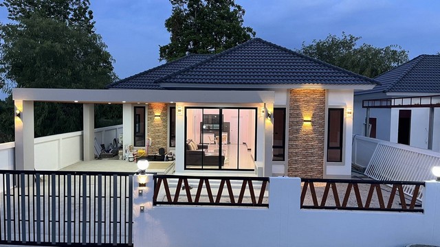 ขายบ้านเดี่ยวชั้นเดียว  ใกล้นิคมอมตะชลบุรีเฟส 6 - 7 - 8 - 9 - 10  ตำบลหนองหงษ์ อำเภอพานทอง ชลบุรี- ขนาดที่ดิน 71.3  ตารางวา - 3 ห้องนอน  2 ห้องน้ำ 4 จอดรถ- ห้องโถงกลาง กว้างมากโปร่งสบาย เป็นฝ้าเล่นระดับ ฝ้าเพดานสูง - พื้นที่ใช้สอย 150 ตารางเมตร- ห้องน้ำในห้องMaster (มีอ่างอาบน้ำ)- บ้านเย็นสบาย มีฉนวนกันความร้อนใต้หลังคา,อิฐมวลเบา ไม่อมความร้อน- บ้านลงเสาเข็มและตอหม้อขนาดใหญ่ ขนาดเหล