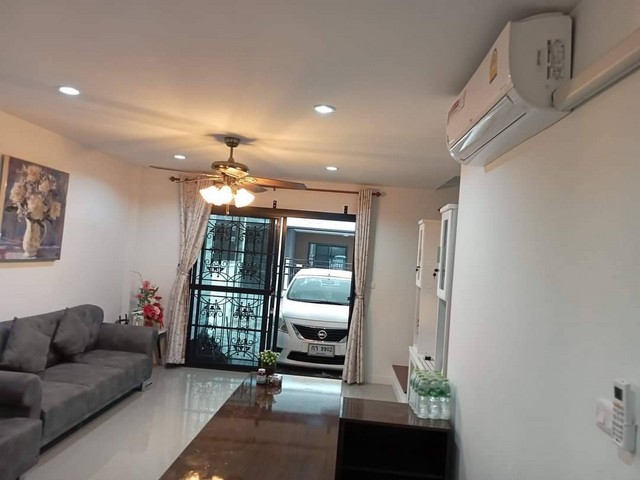 ขายบ้านทาว์โฮม ใกล้ราชภัฏ ใกล้ทางด่วน ทำเลดีเดินทางง่าย สิ่งอำนวยความสะดวกครบครัน ในเมืองนครปฐมราคา 1,850,000 บาทขนาด 21 ตารางวามี 3 ห้องนอน 2 ห้องน้ำที่ตั้ง  ต.หนองปากโลง อ.เมืองนครปฐม จ.นครปฐมจำนวนเฟอร์นิเจอร์ เครื่องใช้ภายในบ้าน 12 รายการ- แอร์ 4 เครื่อง- เตียงนอนขนาด 6 ฟุต 1 หลัง- ที่นอนขนาด 6 ฟุต หนา 8 นิ้ว 1 ผืน- เครื่องทำน้ำอุ่น 2 เครื่อง-โต๊ะอาหารขนาด 4 ที่นั่ง 1ชุด- ตู้เสื