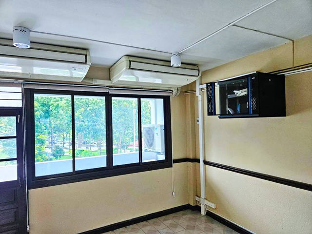 ติดถนนใหญ่ รัชดาภิเษก เฟอร์บิวท์อิน ให้เช่าCafeอาคารพาณิชย์สำนักงาน 5ชั้น มีดาดฟ้า บองมาร์เช่  ทำเลทอง 26ตร.ว.  519 ตร.ม.แอร์ 5