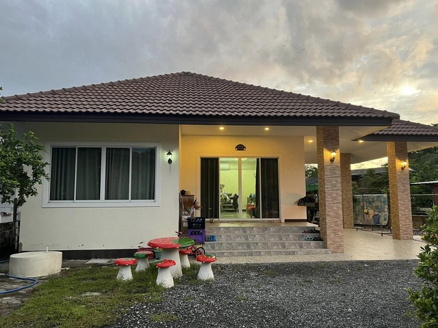 ขายบ้านเดี่ยว100ตรว. 3นอน2น้ำ 2.2ลบ. ฟรีโอน ประเมินเกิน บ้านบ่อหิน ต.สันนาเม็ง อ.สันทราย เชียงใหม่บ้านเดี่ยวชั้นเดียวยกสูง บ้านบ่อหิน อ.สันทราย เชียงใหม่พื้นที่ 100 ตร.ว. พื้นที่ใช้สอย 135 ตร.ม. บ้านสร้างมา 6 ปีพื้นที่เหลือต่อเติมหรือรีโนเวทอีกเยอะ* 3 ห้องนอน   2 ห้องน้ำ  * 1 ห้องรับแขก   1 ห้องครัว  1 ที่จอดรถราคา 2.2 ล้าน (2,200,000 บาท) ฟรีค่าโอนประเมินเงินเหลือหลายแสน (ปี 2564 ประเมินได้ 2.5)