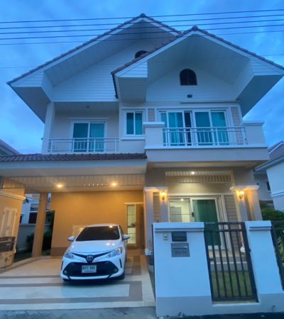 ติดต่อ หลิน 088 598 6998 Line ID: positive.agขาย 4.95 ล้านบาท*หมู่บ้านดิเอสตีม ต.ต้นเปา อ.สันกำแพง สไตล์อเมริกันโคโลเนียล ตกแต่งภายในสไตล์โมเดิร์นคลาสสิค เพดานสูงโปร่ง ทำให้รู้สึกบ้านโล่ง เย็นสบาย .เนื้อที่ดิน: 69.30 ตารางวาพื้นที่ใช้สอย: 184 ตารางเมตร3 ห้องนอน 3 ห้องน้ำ- 1 ห้องนอนใหญ่ไซส์ XL พร้อมพื้นที่สำหรับห้องแต่งตัวแบบ Walk-in Closet และห้องน้ำในตัว- 2 ห้องนอน พร้อมห้องน้ำที่เชื่อมต่อกันประต