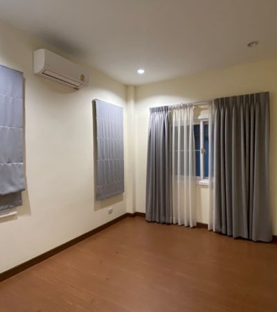 หมู่บ้านดิเอสตีม ต.ต้นเปา อ.สันกำแพง  สไตล์อเมริกันโคโลเนียล ตกแต่งภายในสไตล์โมเดิร์นคลาสสิค  เพดานสูงโปร่ง ทำให้รู้สึกบ้านโล่ง เย็นสบาย