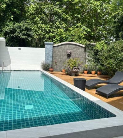 ติดต่อ หลิน 088 598 6998 Line ID: positive.agPOOL VILLA HANGDONG CHIANGMAIขาย 12.9 ล้านบาท* พูลวิวล่าหรู ในหมู่บ้านกุลพันธ์วิลล์ 9ใกล้ รร.นานาชาติลานนา และ รร.นานาชาติเอสบีเอส(ABS).4 ห้องนอน 4 ห้องน้ำขนาดที่ดิน 103 ตร.ว.พื้นที่ใช้สอย 336 ตร.ม.สระว่ายน้ำระบบเกลือ 4*8 เมตรเครื่องใช้ไฟฟ้าและเฟอร์นิเจอร์ครบชุด พร้อมอยู่.- เตียง king size ทุกห้องนอน- 3 ที่จอดรถในร่ม พร้อม EV chargers- 2 ห้องครัว ครัวบิ้วอินมีเตา 4 หัว พร้อมเตาอบ เครื่อ