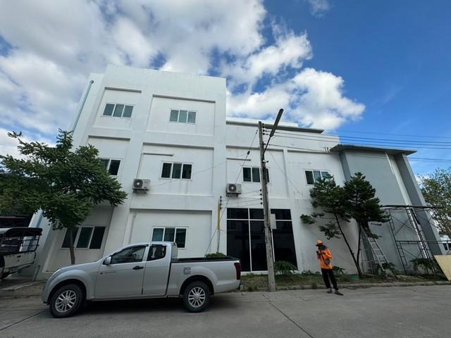 ขายโฮมออฟฟิศ 3 ชั้น เนื้อที่ 105 ตรว พื้นที่ใช้สอย 500 ตรม. ย่านพานทองชลบุรี ในนิคมอมตะนครราคาขาย 27,000,000 บาทราคาเช่า 80,000 บาท / เดือน ( ประกัน 2 เดือน ล่วงหน้า 1 เดือน ) ที่ตั้ง ถนนศุขประยูร ซอยบ้านเก่า ตำบลบ้านเก่า อำเภอพานทอง ชลบุรี 20160ติดต่อ : คุณภัสพงณ์ 063-409-8164 , 081-398-7741Line : deedaa23เนื้อที่ 105 ตร.วา พื้นที่ใช้สอย 500 ตร.เมตร จำนวน 3 ชั้น ห้องสำนักงาน 9 ห้อง ห้องประชุมขนาดใหญ่ 2 ห้อง ห้องแสดงสินค�