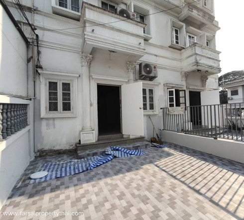 รายละเอียด  ให้เช่าทาวน์เฮ้าส์ 4ชั้นเนื้อที่ 22ตร.ว 5ห้องนอน 4ห้องน้ำ แอร์ 5เครื่อง ถนนศรีนครินทร์ เดินสถานีรถไฟฟ้า BTS ศรีนครินทร์38 ราคาเช่า 25,000 บ/ด สถานที่ใกล้เคียง เดิน 50 เมตร รถไฟฟ้า BTS ศรีนครินทร์ 38 ใกล้ห้างซีคอนสแควร์ ห้างพาราไดซ์ ตลาดนัดรถไฟ ศรีนครินทร์  สวนหลวง ร.9  แม็คโคร ศรีนครินทร์  เซ็นทรัล บางนา  ตลาดอุดมสุข  ศูนย์การค้า ลาซาลสแควร์  The Coast Village  Mega บางนา วิทยาลัยดุ