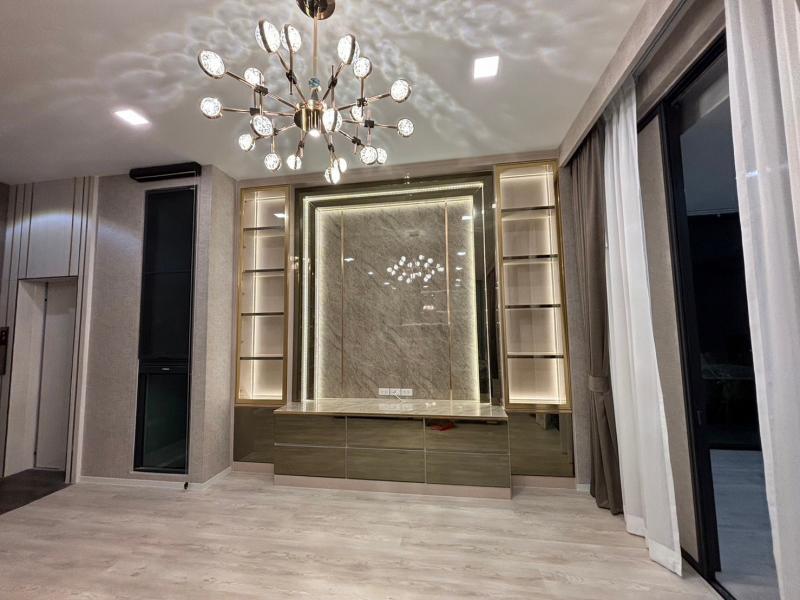 รายละเอียด  ให้เช่าบ้านเดี่ยวหรู 4ชั้นเนื้อที่ 85ตร.ว พื้นที่ใช้สอย 550ตร.ม มีลิฟท์ 5ห้องนอน 6ห้องน้ำ เฟอร์ครบ ถนนกรุงเทพกรีฑา ศรีนครินทร์ ราคาเช่า 450,000 บ/ด สิ่งอำนวยความสะดวก สระว่ายน้ำระบบเกลือยาว 25 เมตร พร้อมสระเด็ก Pool Terrace Semi-Outdoor Lounge ห้องฟิตเนสพร้อมอุปกรณ์ครบครัน สวนบริเวณด้านหน้าโครงการและบริเวณอาคารสโมสร ระบบ CCTV รอบโครงการ เข้า-ออกโครงการด้วยระบบ Easy Pass เจ้าหน้าที่