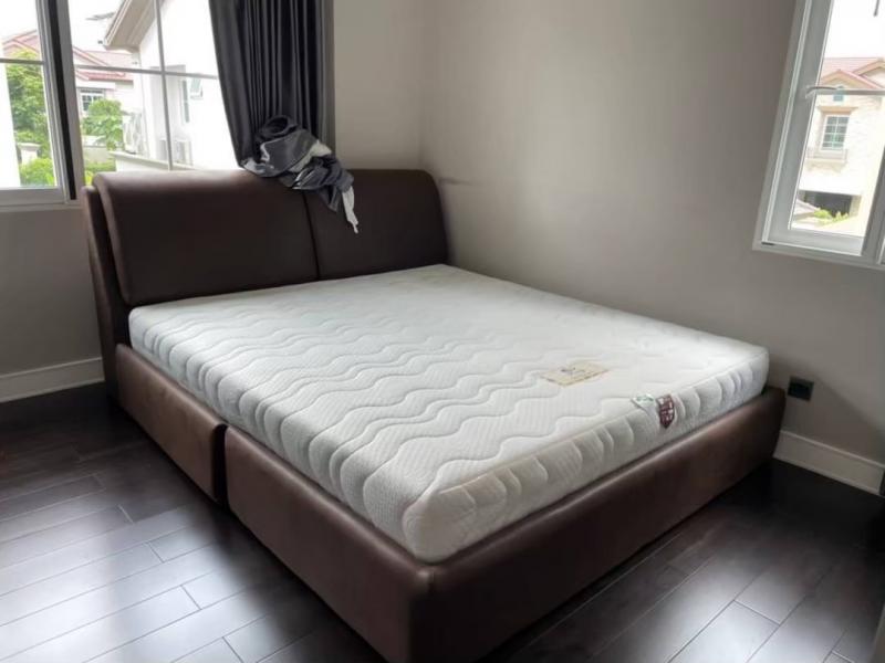 รายละเอียด  ให้เช่าบ้านคฤหาสน์หรู 2 ชั้นเนื้อที่ 111 ตร.ว พื้นที่ใช้สอย 333 ตร.ม  4 ห้องนอน 5 ห้องน้ำ เฟอร์นิเจอร์ครบ ห้องครัว 1 ห้องรับแขก 1 ห้องแม่บ้าน ตกแต่งด้วยวัสดุเกรดพรีเมี่ยม มีสวน ที่จอดรถ ร่มรื่นด้วยสวนต้นไม้ สิ่งอำนวยความสะดวก คลับเฮ้าส์หรู ครบครันทั้งสระว่ายน้ำ Fitness & Stream เสร็จสมบูรณ์พร้อมใช้บริการ  ถนนเมนที่กว้างถึง 22 เมตร ร่มรื่นด้วยต้นไม้ใหญ่ตลอดแนวถน