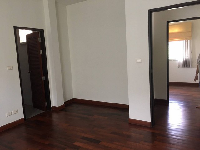 บ้านเดี่ยวสร้างเอง ก่อด้วยอิฐแดง 3 ชั้น 5 นอน  อยู่ในทำเลที่สามารถเดินทางเข้าออกสะดวกสบาย