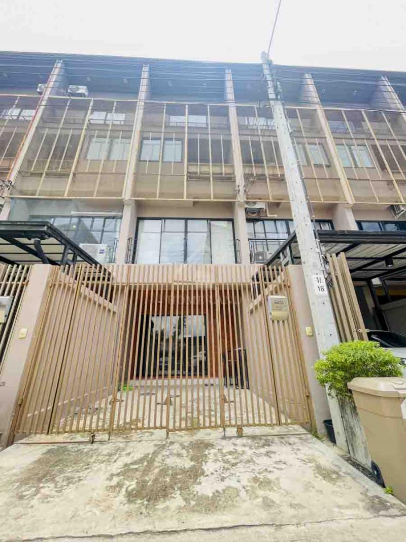 BHL756ทาวน์โฮม 3.5 ชั้น โครงการ เฮ้าส์ นิช  แจ้งวัฒนะ - สามัคคี ( Haus Niche ) สวย พร้อมอยู่ที่ตั้ง : ตำบลบางตลาด อำเภอปากเกร็ด นนทบุรี 11120รายละเอียดบ้าน- เนื้อที่ 16.5 ตร.ว.  พื้นที่ใช้สอย 160 ตร.ม.- 3 ห้องนอน 3 ห้องน้ำ  - 1 ห้องครัว- ที่จอดรถ 1 คัน- บ้านหันหน้าทิศตะวันออก- เตียงนอน ตู้เสื้อผ้า  แอร์ ตู้เย็น ไมโครเวฟ - แท้งค์น้ำ พร้อมปั้มน้ำความสะดวกสบายในโครงการ- เจ้าหน้ารักษาความปลอดภัย 24 ชม. - CC