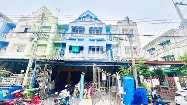 รหัสทรัพย์  5527ทาวน์เฮ้าส์ 3 ชั้น หมู่บ้าน ลัลลี่วิลล์ ลำลูกกา คลอง 1 ปทุมธานีที่ตั้ง : ถนนลำลูกกา ตำบลคูคต อำเภอลำลูกกา จังหวัดปทุมธานี 12130รายละเอียดทรัพย์- ทาวน์เฮ้าส์ 3 ชั้น, ขนาดพื้นที่ 21 ตารางวา- พื้นที่ใช้สอยประมาณ 150 ตารางเมตร- 4 ห้องนอน, 3 ห้องน้ำ, 1 ห้องครัว, 1 จอดรถ- หน้าบ้านหันทิศใต พื้นปูกระเบื้องสิ่งอำนวยความสะดวก- มีระบบรักษาความปลอด