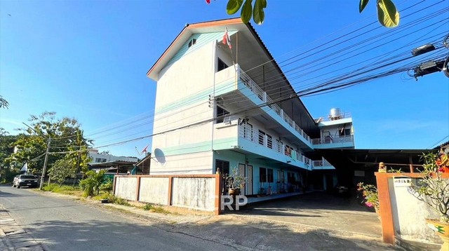 ขายหอพักและที่ดินเปล่า ต.ป่าแดด จ.เชียงใหม่ เนื้อที่รวม 218 ตารางวา หอพักที่ดินขนาด 124 ตร.ว. จำนวน 27 ห้อง ชั้น 1 มี 9 ห้อง ค่าเช่าห้องละ 2,500 บาท, ชั้น 2-3 ชั้นละ 9 ห้อง ค่าเช่าห้องละ 2,000 บาท และที่ดินเปล่าตรงกันข้ามหอพักสำหรับจอดรถขนาด 94 ตร.ว. ทำเลดี เดินทางสะดวก เข้าออกได้หลายทาง ห่างจากวัดป่าแดด 1.6 กิโลเมตร, เซ็นทรัล เชียงใหม่ แอร์พอร์ต 2.8 กิโลเมตร และสนามบินเชียงใหม่ 3.2 กิโลเ