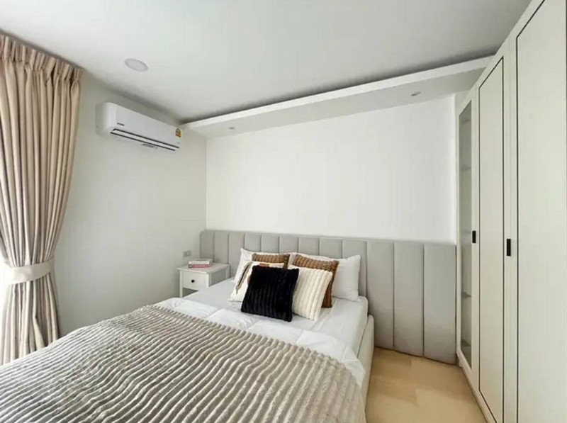 คอนโดบ้านหอคำ (Baan Hor Kum) เชียงใหม่ ใกล้ มช.เหมาะสำหรับคนที่ต้องการทำเลบริเวณ รพ.มหาราชนครเชียงใหม่ (รพ.สวนดอก)นิมมานเหมินทร์ เซ็นทรัลกาดสวนแก้ว วัดสวนดอก ตลาดต้นพยอมศูนย์การแพทย์โรคซับซ้อน มหาวิทยาลัยเชียงใหม่ห้องขนาด 38.34 ตรม. ชั้น 3** ราคาขาย 2,190,000 บาท**** ฟรีโอน **เฟอร์นิเจอร์ครบ หิ้วกระเป๋าเข้าอยู่ได้เลย - ทีวี  43 นิ้ว- แอร์ 2 เครื่อง- ตู้เย็น - ไมโครเวฟ  - เครื่องทำน้ำอุ่น