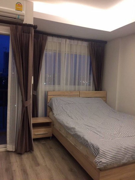 ขายคอนโดดับเบิ้ลเลค ตึก3 (เฟส2) ชั้น5ห้อง Studio ขนาด 20.05 ตารางเมตรวิวด้านหน้าห้องเป็นสระว่ายน้ำ ฟิตเนสหลังห้องติดทางเข้าหมู่บ้าน The Laken เฟอร์นิเจอร์ในห้อง* เตียง+ที่นอน5ฟุต* เค้าเตอร์ครัว* ตู้เสื้อผ้า Built in ติดผนังกระจกบานสไลด์* แอร์1ตัว* เครื่องทำน้ำอุ่น* ตู้เย็น* ทีวี Smart TV 32 นิ้วราคา 1.6 ล้านบาทค่าโอนคนละครึ่งสนใจติดต่อ 086-8906500 (ไอซ์)******************สถานที่ใกล้เคียง :- อิมแพ็ค อารีน่า- เซ