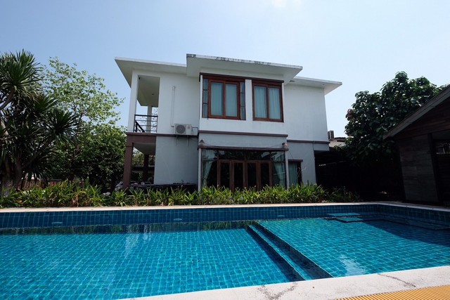 ต้องการขายบ้านเดียว ขนาด 200 ตารางวา ซอยนาคนิวาศ 37 ใกล้ทางด่วนเอกมัย-รามอินทรา ทำเลเป็นส่วนตัว