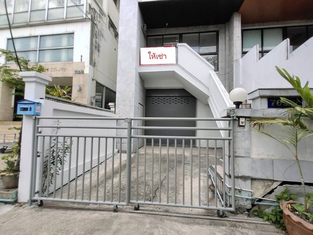 HR1042 ให้เช่า ทาวน์โฮมออฟฟิศ ถนนพระราม 9 เข้าซอย เพียง 50 เมตร ใกล้รถไฟฟ้าใต้ดิน สถานีวัดพระราม 9  ติดต่อ : คุณหญิงโทร : 064-345-9870Line : 0643459870 /คลิกที่นี่  https://line.me/ti/p/Xogs_U3_3SHR1042 ให้เช่า ทาวน์โฮมออฟฟิศ ถนนพระราม 9 เข้าซอย เพียง 50 เมตร ใกล้รถไฟฟ้าใต้ดิน สถานีวัดพระราม 9  พื้นที่ 30 ตรว. พื้นที่ใช้สอย 400 ตรม. 6 ห้องนอน เปลี่ยนเป็นห้องทำงานได้ 5 ห้องน้ำ -ห้อง Pantry / ห้องแม่บ้าน / ห้อง Storage / พื้นที่พักผ่อน @ Roof Top