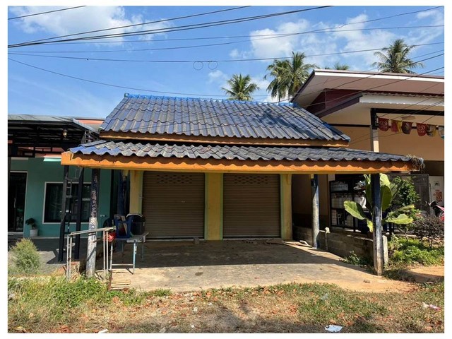   Code ID : PGRNG-LB-A-660006  ราคา 1,600,000  บาท ▸ เนื้อที่ 72 ตร.ว  พื้นที่ใช้สอย 165 ตร.ม.  * 2 ห้องนอน 1 ห้องน้ำ   * 1 ที่จอดรถ   บ้านหันไปทางทิศตะวันตก  พิกัดทรัพย์ : https://maps.app.goo.gl/MY7EFCnCXd8Cv2ww5  สถานที่ใกล้เคียง ▸ใกล้  ท่าอากาศยานระนอง ▸ใกล้  วัดนกงาง ▸ใกล้  โรงเรียนบ้านนกงาง ▸ใกล้  น้ำตกรากลอย  สอบถามเพิ่มเติม / นัดชม โทร. 097-419-5982(พลอย) โทร. 096-932-4624(ออมสิน) Line : @panaya (มี@ด้านหน้า)  ปรึกษาสินเชื่อฟรี One Stop Service ดูแลตั้งแต่ต้นจนจบบร�