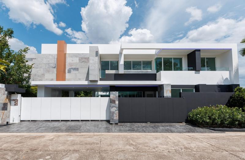 ขายบ้านใหม่พูลวิลล่าหรูู 215ตรว. 8นอน7น้ำ 38.5ลบ. หมู่บ้านเวิลด์คลับแลนด์ ต.หนองควาย อ.หางดง เชียงใหม่ขายบ้านใหม่ 2024 style modern luxury จังหวัดเชียงใหม่บ้านใหม่มากๆ บ้านหรู style modern luxury โดดเด่นมีเอกลักษณ์ออกแบบและก่อสร้างด้วยทีมงานคุณภาพขายราคา 38.5 ล้านบาท (38,500,000 บาท)พื้นที่ใช้สอยใหญ่มาก จะเป็นบ้านหลังใหญ่ หรือเป็น Homeoffice ก็เป็นได้สามารถใส่ลิฟท์ในบ้านและนอกบ้านได้ในหมูบ้านที่มีค